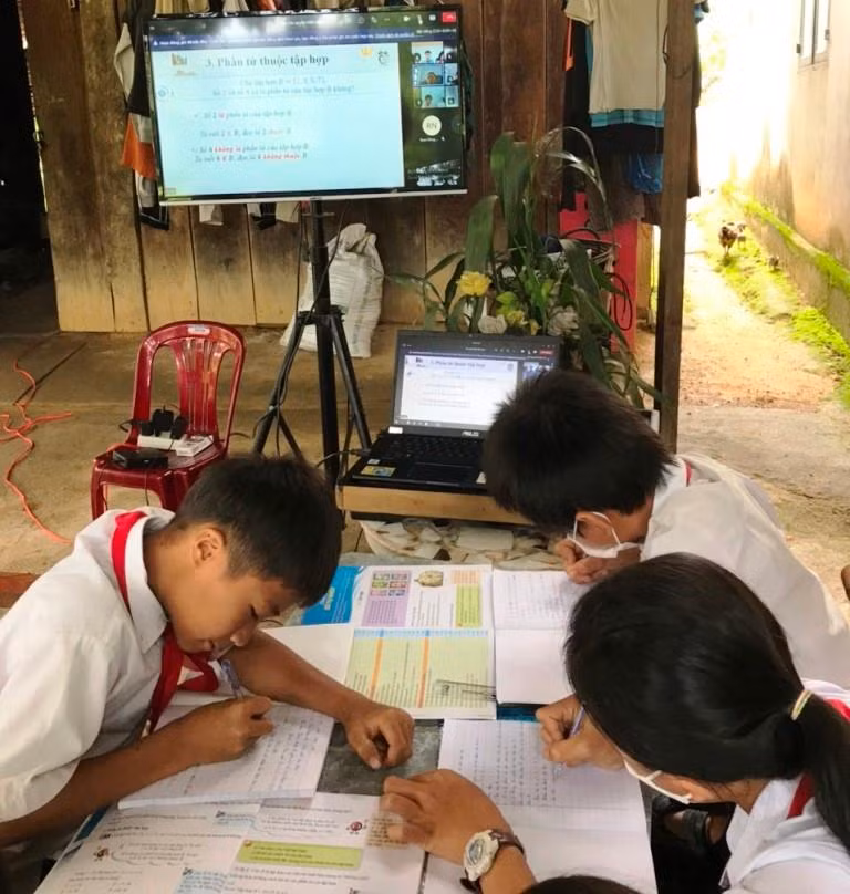 Tại Kon Tum, ở những nơi có sóng internet, nhà trường tổ chức thành từng nhóm học sinh để dạy học trực tuyến. Tại Kon Tum, ở những nơi có sóng internet, nhà trường tổ chức thành từng nhóm học sinh để dạy học trực tuyến.