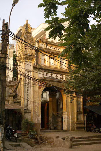Cổng chính của làng Hồ Khẩu, đã được trùng tu năm 1998, nhưng hiện giờ đang có những biểu hiện xuống cấp.