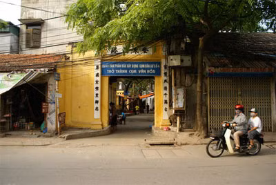 Cổng làng Đông Xã, số 444 Thụy Khuê.