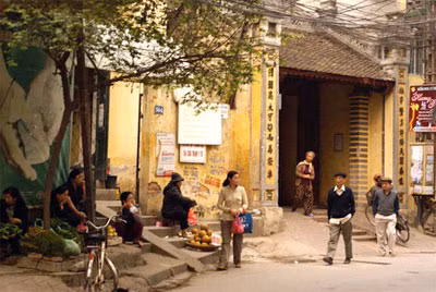 Cổng làng Yên Thái, số 562 Thụy Khuê. Đây là nơi được vua Tự Đức đặt 4 chữ vàng “Mỹ tục khả phong” vào năm 1867. Làng Yên Thái vốn nổi tiếng với nghề làm giấy dó, đã đi vào lòng người qua câu ca dao: “Gió đưa cành trúc la đà Tiếng chuông Trấn Võ canh gà Thọ Xương Mịt mù khói tỏa nghìn sương Nhịp chày Yên Thái mặt gương Tây hồ”