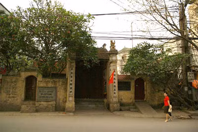 Trên phố Thụy Khuê còn có đền thờ Vệ Quốc đại vương thời Lý, được lập từ năm 1128. Đền thờ hai anh em Cống Lễ và Cá Lễ, hai nhân vật truyền thuyết thời Lý có công dẹp giặc giữ nước.