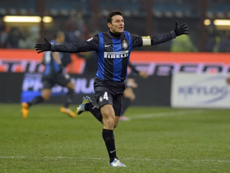 2. Javier Zanetti: Hơn 800 trận cho Inter Milan là một con số cho thấy Javier Zanetti thực sự là một phần lịch sử của đội bóng này. Zanetti đá ở cả cánh trái lẫn cánh phải, và khả năng di chuyển nhanh nhạy trong một thời gian dài bất chấp tuổi tác của Zanetti là điều hiếm thấy trong bóng đá.