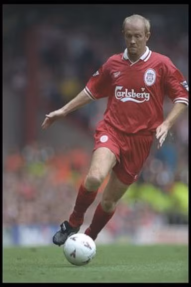 Trung vệ: Mark Wright (ảnh) & Jamie Carragher. Phần lớn thập kỷ 90 Carragher không đá trung vệ, nhưng khi anh đặt chân vào vị trí này, Jamie trở thành một danh thủ. Còn trẻ, đôi lúc khá thô bạo và thiếu kinh nghiệm, nhưng Carragher luôn thể hiện mình là một cầu thủ quyết tâm và chính vì vậy anh đã khiến nhiều tân binh khác phải ngồi dự bị. Còn Mark Wright? Đó chính là thầy của Carragher, bởi với 210 trận từ 1991 tới 1998, anh là chuyên gia không chiến của Liverpool khi đó.