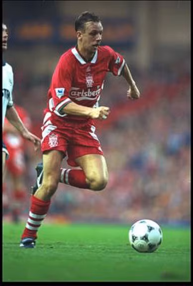 Hậu vệ biên: Rob Jones (phải, ảnh) & Steve Nicol (trái). Jones đến Anfield từ Crewe và, nếu bạn muốn biết, anh chính là người khiến Ryan Giggs câm tịt trong ngày ra mắt Manchester United. Là một hậu vệ có khả năng tấn công rất tốt, sự nghiệp của Jones bị chấn thương làm hại. Trong khi đó, Nicol đã là một cựu binh của Liverpool và kết thúc sự nghiệp sau mùa 1994/95, và anh được đánh giá là một trong những hậu vệ biên có phong thái khá lạnh lùng nhưng rất bình tĩnh khi thi đấu.