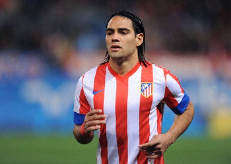 1. Radamel Falcao (Atletico Madrid, giá trị chuyển nhượng – 53 triệu bảng): Falcao đang là cầu thủ được săn lùng nhất châu Âu bất chấp hợp đồng còn tới tận 2016 mới hết hạn. Tài săn bàn của anh là không thể phủ nhận, và với việc Fernando Torres chật vật còn Demba Ba là một dấu hỏi, Chelsea có thể tiếp cận Falcao trong 4 tháng nữa. Dù Falcao có giá khá lớn nhưng việc mua anh không quá khó vì quyền sở hữu Falcao cũng còn thuộc bên thứ 3 giống như nhiều cầu thủ Nam Mỹ khác. Tuy nhiên, El Tigre sẽ đến London nếu Atletico Madrid không có khả năng cạnh tranh danh hiệu, và Demba Ba không tỏa sáng cho Chelsea. 1. Radamel Falcao (Atletico Madrid, giá trị chuyển nhượng – 53 triệu bảng): Falcao đang là cầu thủ được săn lùng nhất châu Âu bất chấp hợp đồng còn tới tận 2016 mới hết hạn. Tài săn bàn của anh là không thể phủ nhận, và với việc Fernando Torres chật vật còn Demba Ba là một dấu hỏi, Chelsea có thể tiếp cận Falcao trong 4 tháng nữa. Dù Falcao có giá khá lớn nhưng việc mua anh không quá khó vì quyền sở hữu Falcao cũng còn thuộc bên thứ 3 giống như nhiều cầu thủ Nam Mỹ khác. Tuy nhiên, El Tigre sẽ đến London nếu Atletico Madrid không có khả năng cạnh tranh danh hiệu, và Demba Ba không tỏa sáng cho Chelsea.