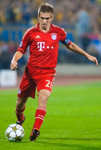 5. Philipp Lahm: Lahm lúc này vẫn còn chưa tới 30 tuổi, và đã 7 năm kể từ khi anh được thế giới chú ý ở World Cup 2006. Xuất thân từ cánh trái, Lahm thuận cả hai chân và nhờ vậy anh đá tốt cả hai cánh. Cũng nhờ lợi thế ấy mà Lahm có thể kiến tạo bằng mọi kiểu, từ bóng chết tới tạt bóng và chọc khe.