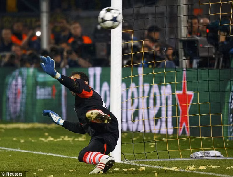 Và cuối cùng, Diego Lopez không có hy vọng cản phá quả penalty phút 67 Và cuối cùng, Diego Lopez không có hy vọng cản phá quả penalty phút 67