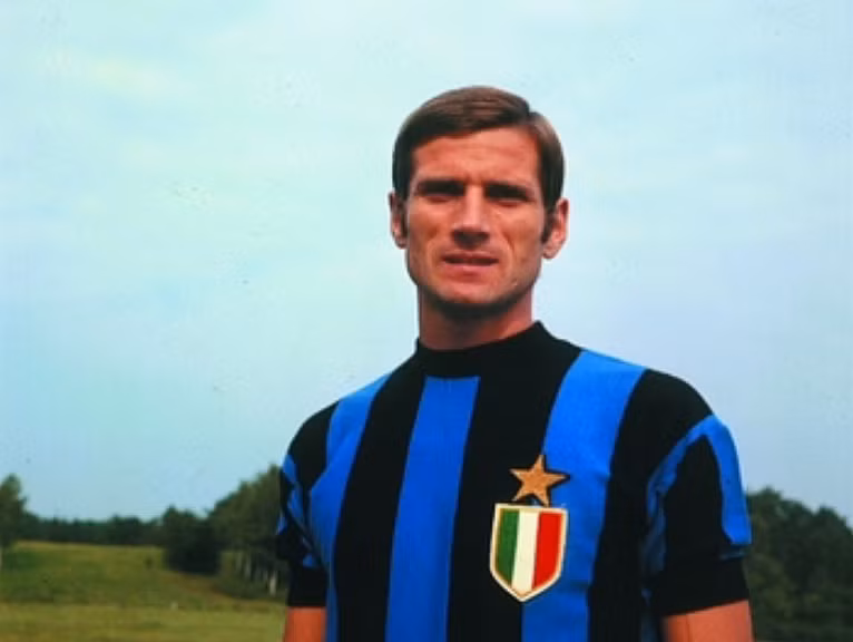 3. Giacinto Facchetti: FIFA.com viết rằng Facchetti là “hậu vệ cánh tiên phong của nước Ý”. Đúng như vậy, Facchetti là một trong số những hậu vệ kỹ thuật nhất mà thế giới từng chứng kiến, và ông đảm trách tốt cả tấn công lẫn phòng ngự. Facchetti đã đá gần 100 trận cho ĐT Italia.