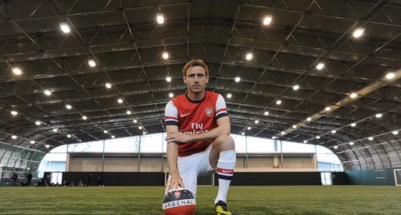 Trong cùng ngày Arsene Wenger cho báo chí biết Kieran Gibbs sẽ phải nghỉ thi đấu 6 tuần, Arsenal cũng cho ra mắt Nacho Monreal trong chiếc áo truyền thống của Pháo thủ.