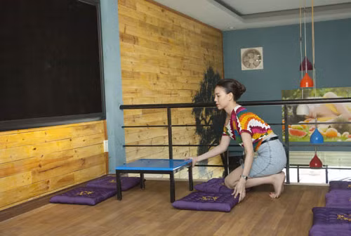 Cô tự tay chỉnh trang từ chỗ ngồi cho khách.