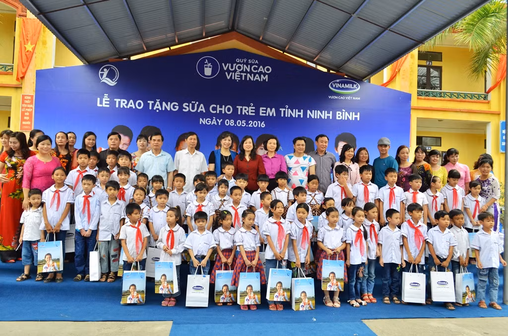 Vinamilk trao tặng 80.000 ly sữa tương đương 500 triệu đồng cho học sinh nghèo tỉnh Ninh Bình - ảnh Hoàng Lực. Vinamilk trao tặng 80.000 ly sữa tương đương 500 triệu đồng cho học sinh nghèo tỉnh Ninh Bình - ảnh Hoàng Lực.