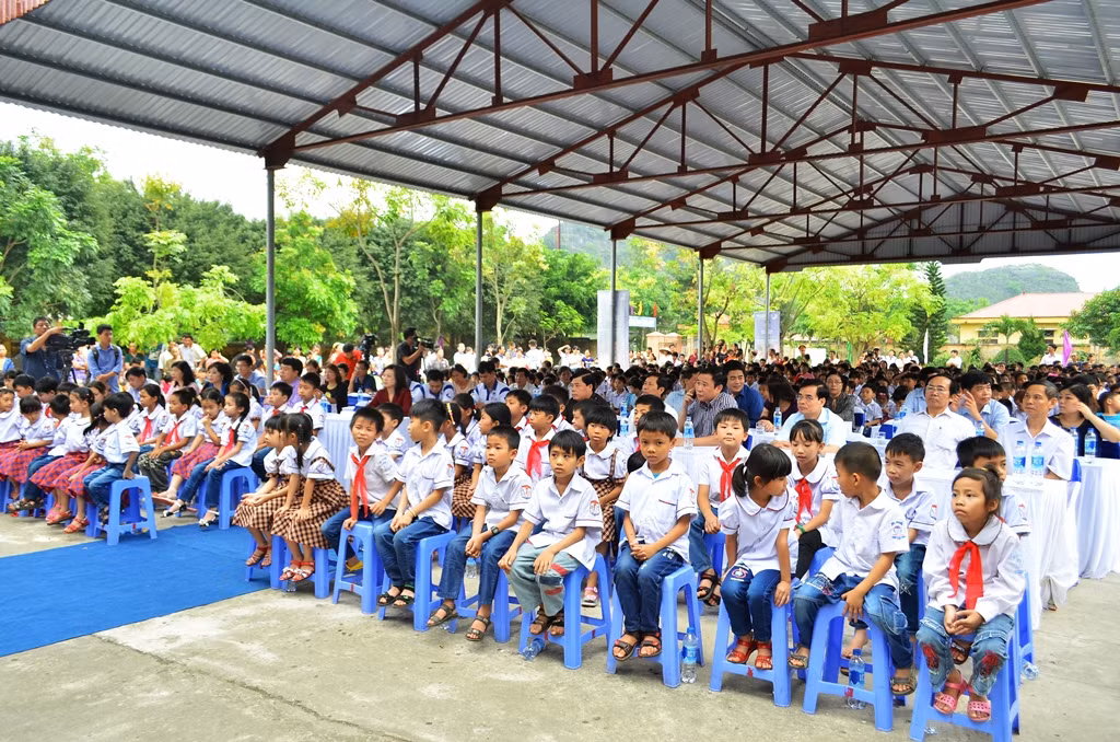 Hơn 400 học sinh Trường Tiểu học Ninh Xuân cùng cán bộ giáo viên và nhân dân địa phương đến tham dự sự kiện. Hơn 400 học sinh Trường Tiểu học Ninh Xuân cùng cán bộ giáo viên và nhân dân địa phương đến tham dự sự kiện.