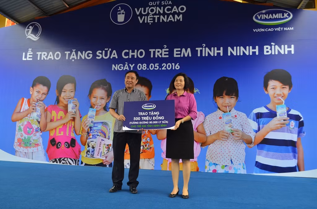 Vinamilk trao tặng đại diện tỉnh Ninh Bình bảng tượng trưng 80.000 ly sữa, tương đương 500 triệu đồng. Vinamilk trao tặng đại diện tỉnh Ninh Bình bảng tượng trưng 80.000 ly sữa, tương đương 500 triệu đồng.