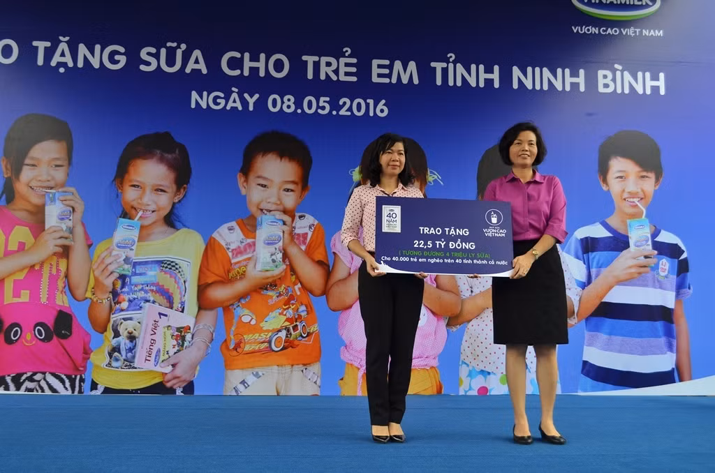 Đại diện Vinamilk trao bảng số tiền 22,5 tỷ đồng (gần 4 triệu ly sữa) đến học sinh nghèo cho đại diện Quỹ sữa Vươn cao Việt Nam. Đại diện Vinamilk trao bảng số tiền 22,5 tỷ đồng (gần 4 triệu ly sữa) đến học sinh nghèo cho đại diện Quỹ sữa Vươn cao Việt Nam.