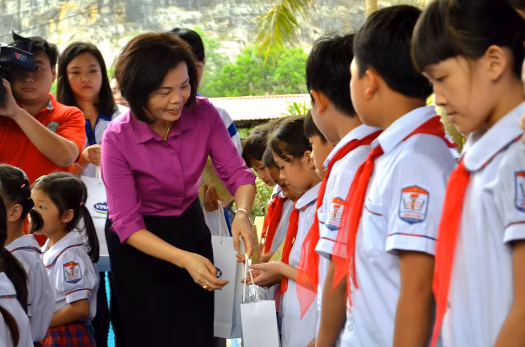 Bà Bùi Thị Hương - Giám đốc điều hành Vinamilk trao sữa cho học sinh nghèo tỉnh Ninh Bình. Bà Bùi Thị Hương - Giám đốc điều hành Vinamilk trao sữa cho học sinh nghèo tỉnh Ninh Bình.