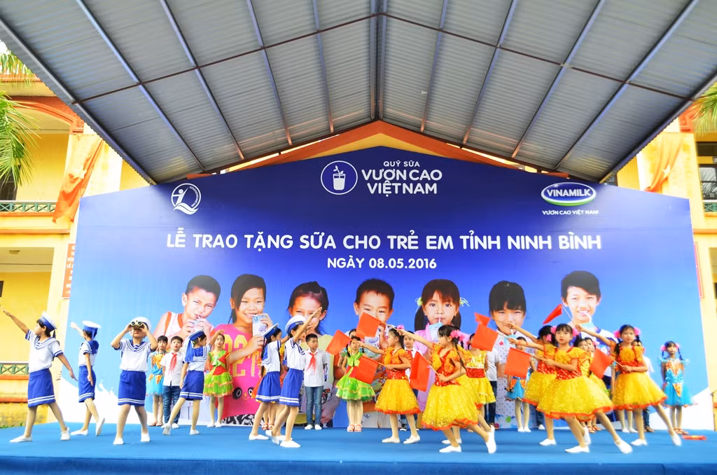 Tiết mục văn nghệ do học sinh Trường Tiểu học Ninh Xuân biểu diễn. Tiết mục văn nghệ do học sinh Trường Tiểu học Ninh Xuân biểu diễn.
