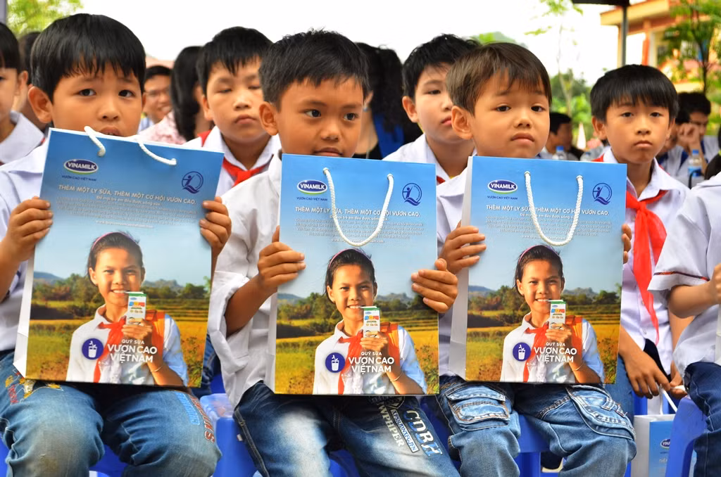Chương trình Quỹ sữa Vươn cao Việt Nam và Vinamilk đã lựa chọn Ninh Bình làm điểm dừng chân đầu tiên trong hành trình trao sữa năm 2016 nhằm tri ân với vùng đất địa linh nhân kiệt. Chương trình Quỹ sữa Vươn cao Việt Nam và Vinamilk đã lựa chọn Ninh Bình làm điểm dừng chân đầu tiên trong hành trình trao sữa năm 2016 nhằm tri ân với vùng đất địa linh nhân kiệt.