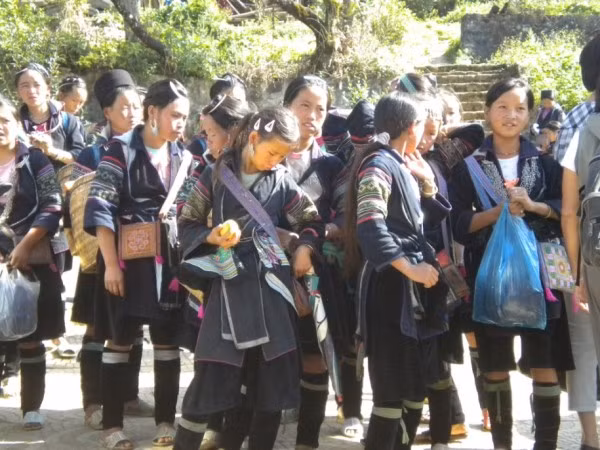 Trong chuyến đi của mình, Marie-Astrid đã đến thăm ngôi làng của người H'mông Đen, những người quanh năm chỉ sống trên núi.