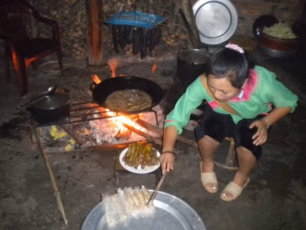 Khi đến ngôi làng Tả Van, Marie-Astrid được thưởng thức bữa tối cùng dân làng và hướng dẫn của cô.