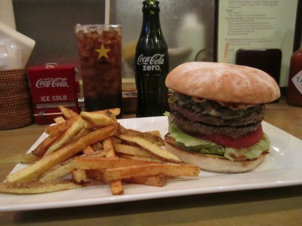 Một chiếc bánh hamburger ở Tokyo cũng có chi phí khoảng 8,29 USD, gấp hai lần mức giá của cùng một bữa ăn tại Thượng Hải. Một chiếc bánh hamburger ở Tokyo cũng có chi phí khoảng 8,29 USD, gấp hai lần mức giá của cùng một bữa ăn tại Thượng Hải.
