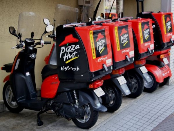 Pizza Hut cũng không phải là rẻ. Một chiếc bánh ở Tokyo chi phí gần 25 USD, cao hơn 10 USD so với giá ở Manhattan. Pizza Hut cũng không phải là rẻ. Một chiếc bánh ở Tokyo chi phí gần 25 USD, cao hơn 10 USD so với giá ở Manhattan.
