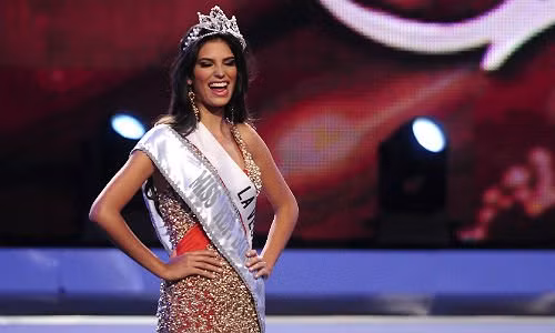 Carlina Duran đã bị tước bỏ vương miện Hoa hậu nước CH Dominica sau khi bị phát hiện là cô thực chất đã có chồng và nếu thi Người đẹp quý bà thì chắc hẳn Carlina đã giành vương miện vĩnh viễn. Carlina Duran đăng quang Hoa hậu Dominica hôm 17/4 và đại diện cho nước mình tham dự Hoa hậu Hoàn vũ 2012.