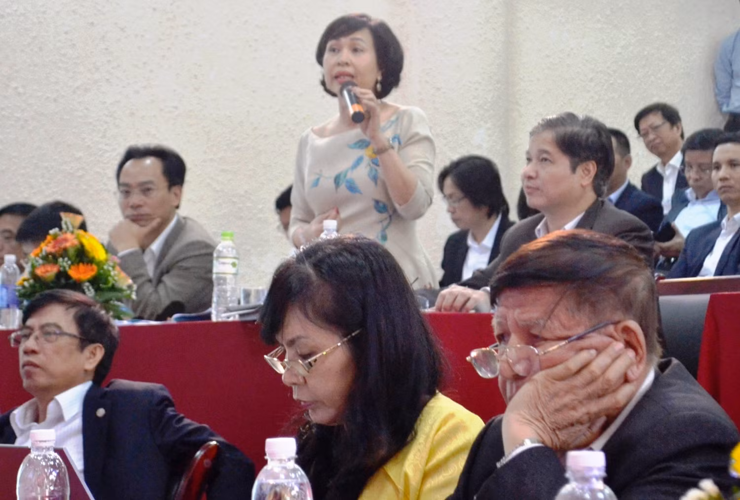 GS.TS Mai Hồng Quỳ – Hiệu trưởng trường Đại học Luật TP.HCM (người đứng) cho rằng không thể cào bằng chuẩn đầu ra của tất cả các nghành nghề. Ảnh: An Nguyên