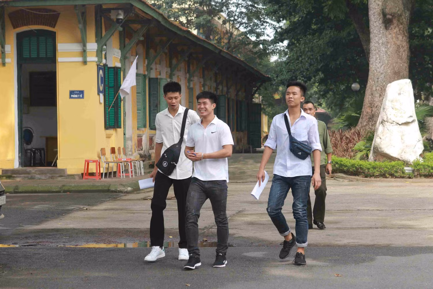 Thí sinh tại điểm thi THPT Chu Văn An, Hà Nội (Ảnh: Lê Huy)