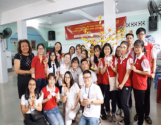 Học sinh, sinh viên các trường thuộc NHG trao tặng tiền, quà tết cho Viện Dưỡng lão tình thương Xuân Lộc (ảnh: NHG)