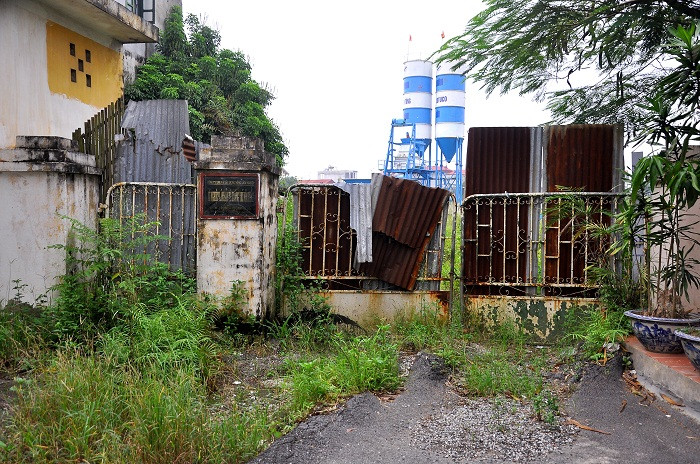 Cổng phụ vào dự án B5 Cầu Diễn hoàn toàn bị bịt kín.