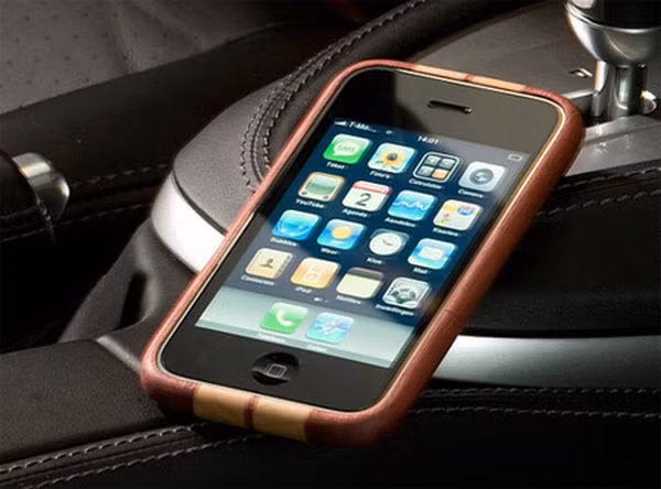 10. Vỏ bọc Iphone sang trọng Mang phong cách khá thời thượng, chiếc vỏ iphone bằng gỗ này sẽ giúp bảo vệ chú “dế” cưng của bạn khỏi những tác động va đạp mạnh. Đặc biêt, vỏ bọc này được tạo ra từ một mảnh gỗ duy nhất và không ghép. Một sự kết hợp rất hài hòa và thông minh giữa điện thoại và vỏ bọc.