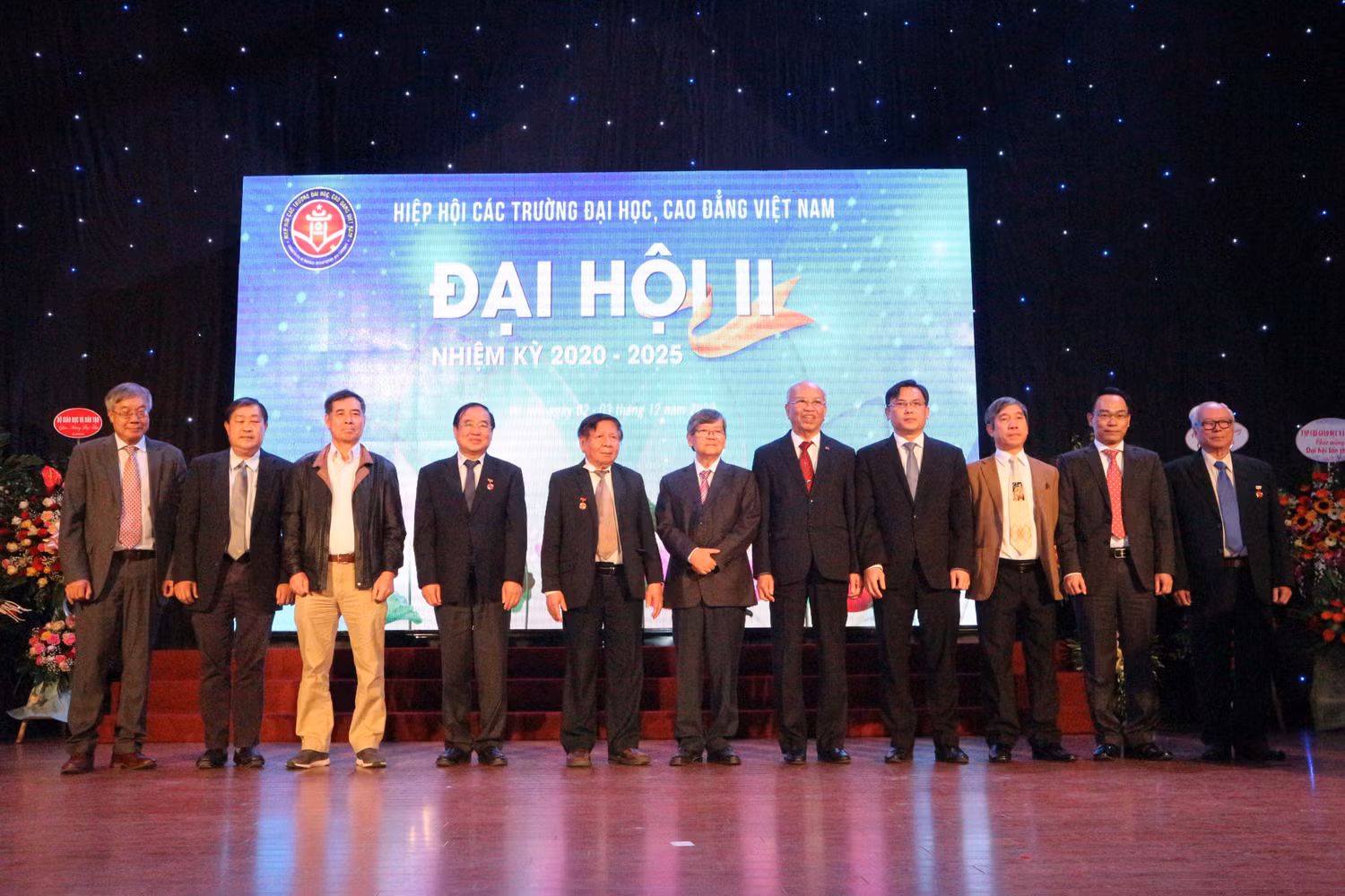 Tân Chủ tịch, các Phó chủ tịch Hiệp hội Các trường đại học, cao đẳng Việt Nam ra mắt tại Đại hội II. ảnh: Tùng Dương