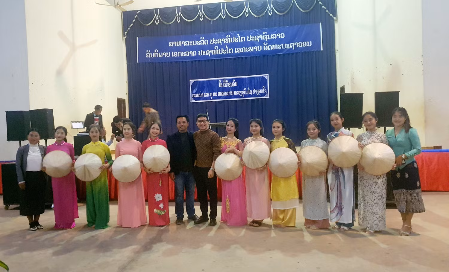 Thầy Ngọc cũng tham gia một cộng đồng người Việt tại Lào để vơi đi nỗi nhớ quê. (Ảnh: NVCC) Thầy Ngọc cũng tham gia một cộng đồng người Việt tại Lào để vơi đi nỗi nhớ quê. (Ảnh: NVCC)