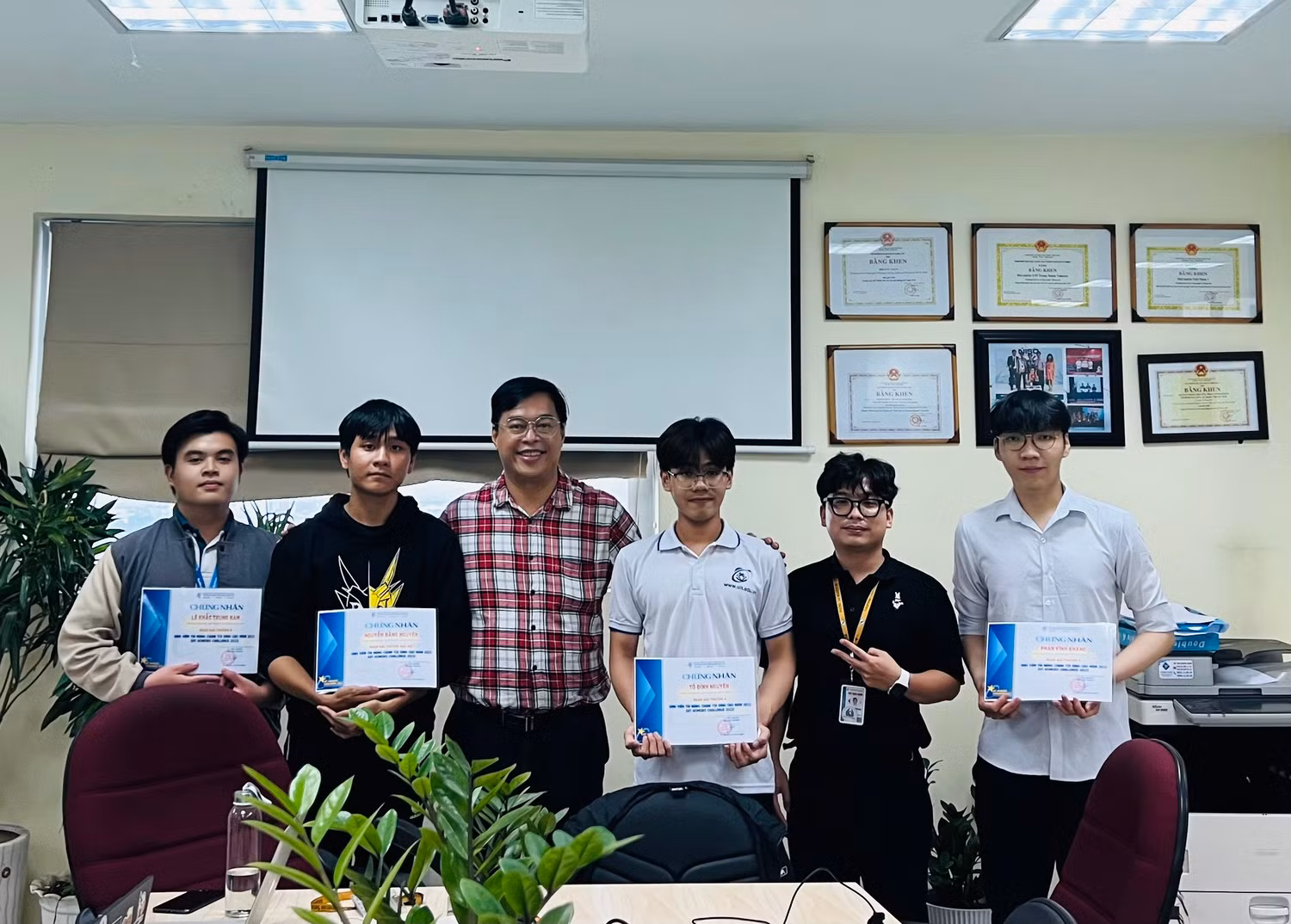 Thầy Hậu chụp ảnh cùng nhóm sinh viên đạt giải. (Ảnh: NTCC)