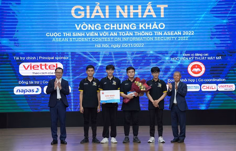 Trước đó, nhóm sinh viên Trường Đại học Công nghệ thông tin cũng giành giải Nhất cuộc thi sinh viên với An toàn thông tin ASEAN 2023. (Ảnh: NTCC)