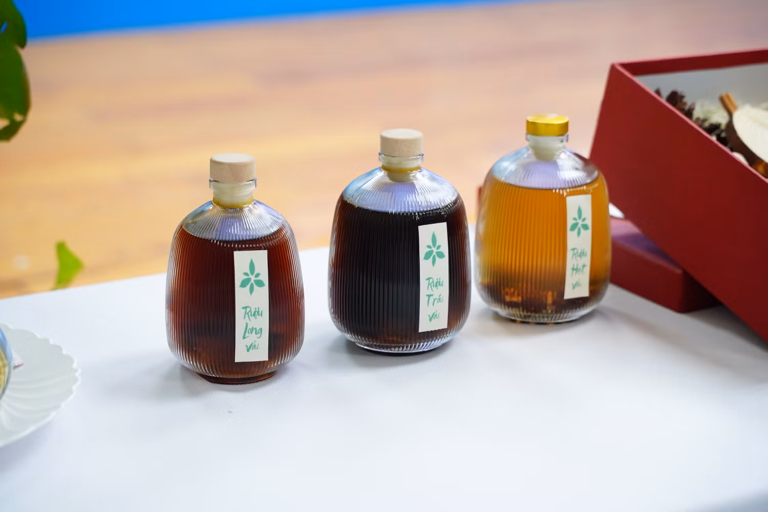 Những chai rượu vải Bắc Giang là sản phẩm của các bạn sinh viên Trường Đại học Nguyễn Trãi