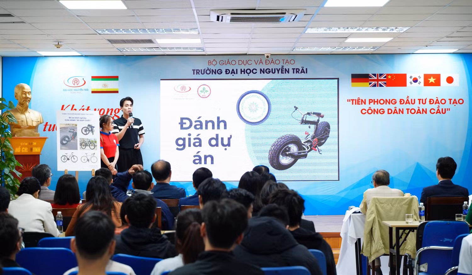 Nhóm sinh viên trình bày đề án khởi nghiệp "Xe đạp chất".