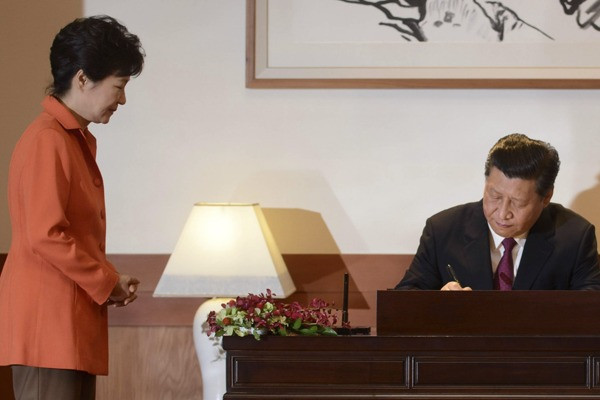 Tổng thống Hàn Quốc Park Geun-hye và Chủ tịch Trung Quốc Tập Cận Bình. Tổng thống Hàn Quốc Park Geun-hye và Chủ tịch Trung Quốc Tập Cận Bình.