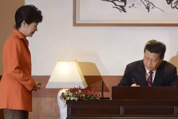 Tổng thống Hàn Quốc Park Geun-hye và Chủ tịch Trung Quốc Tập Cận Bình. Tổng thống Hàn Quốc Park Geun-hye và Chủ tịch Trung Quốc Tập Cận Bình.