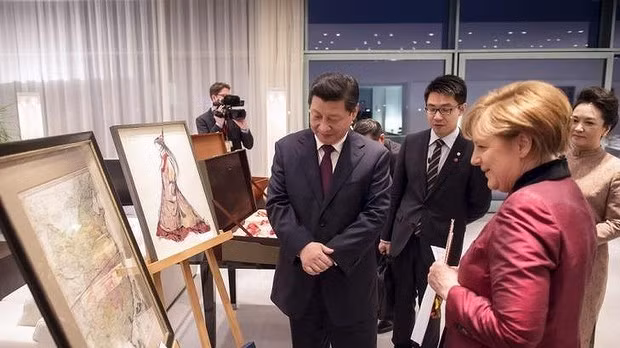 Ngay cả tấm bản đồ cổ thời Càn Long mà Thủ tướng Đức Angela Merkel tặng Chủ tịch Trung Quốc Tập Cận Bình hồi tháng 3 vừa qua cũng thể hiện rõ biên giới lãnh thổ cực nam của Trung Quốc thời Càn Long chỉ đến đảo Hải Nam, làm gì có chuyện người Trung Quốc "thực thi chủ quyền" với 2 quần đảo Hoàng Sa, Trường Sa từ 2000 năm trước? Ngay cả tấm bản đồ cổ thời Càn Long mà Thủ tướng Đức Angela Merkel tặng Chủ tịch Trung Quốc Tập Cận Bình hồi tháng 3 vừa qua cũng thể hiện rõ biên giới lãnh thổ cực nam của Trung Quốc thời Càn Long chỉ đến đảo Hải Nam, làm gì có chuyện người Trung Quốc "thực thi chủ quyền" với 2 quần đảo Hoàng Sa, Trường Sa từ 2000 năm trước?