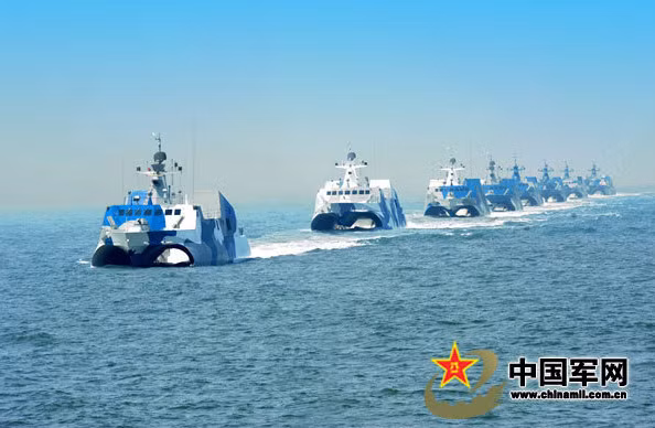 Mạng Sina mô tả lại: “một ngày hè 2011 trên Biển Hoa Đông, các chiến hạm tàng hình sơn màu rằn ri đặc trưng của hải quân lặng lẽ rời căn cứ. Các chiến hạm vun vút lao tới khu vực giả định như những mũi kiếm, các phương tiện ra đa trinh sát đường biển, đường không và trên bờ của đối phương hoạt động hết công suất nhưng cũng không phát hiện được gì”.