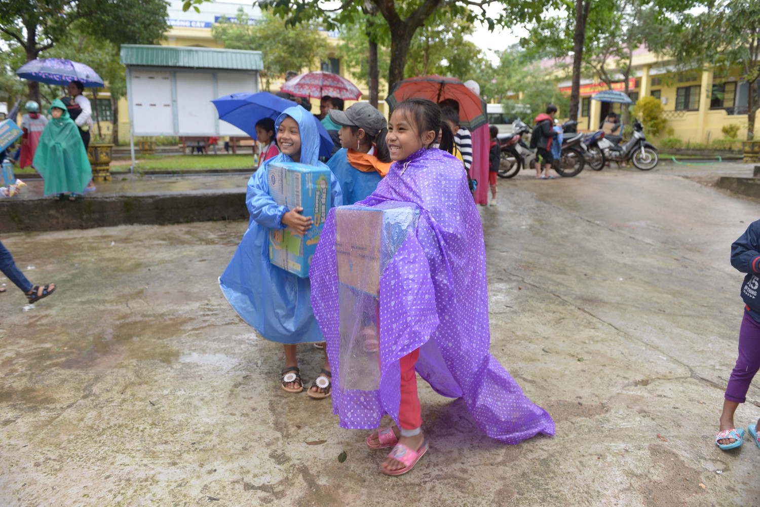 Học sinh trường Tà Rụt vui mừng nhận sữa Cô Gái Hà Lan - Nguồn động viên, tiếp thêm sức mạnh cho các em vượt khó khăn, thử thách để vững vàng trên hành trình học tập của mình. Học sinh trường Tà Rụt vui mừng nhận sữa Cô Gái Hà Lan - Nguồn động viên, tiếp thêm sức mạnh cho các em vượt khó khăn, thử thách để vững vàng trên hành trình học tập của mình.