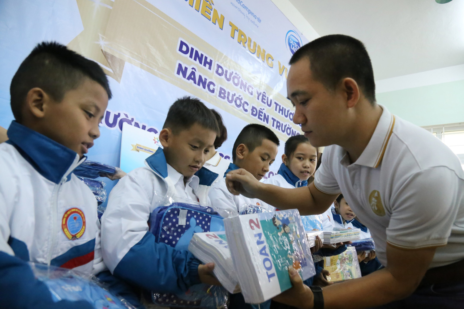Niềm vui của học sinh trường Triệu Long khi được tặng sách giáo khoa mới. Niềm vui của học sinh trường Triệu Long khi được tặng sách giáo khoa mới.