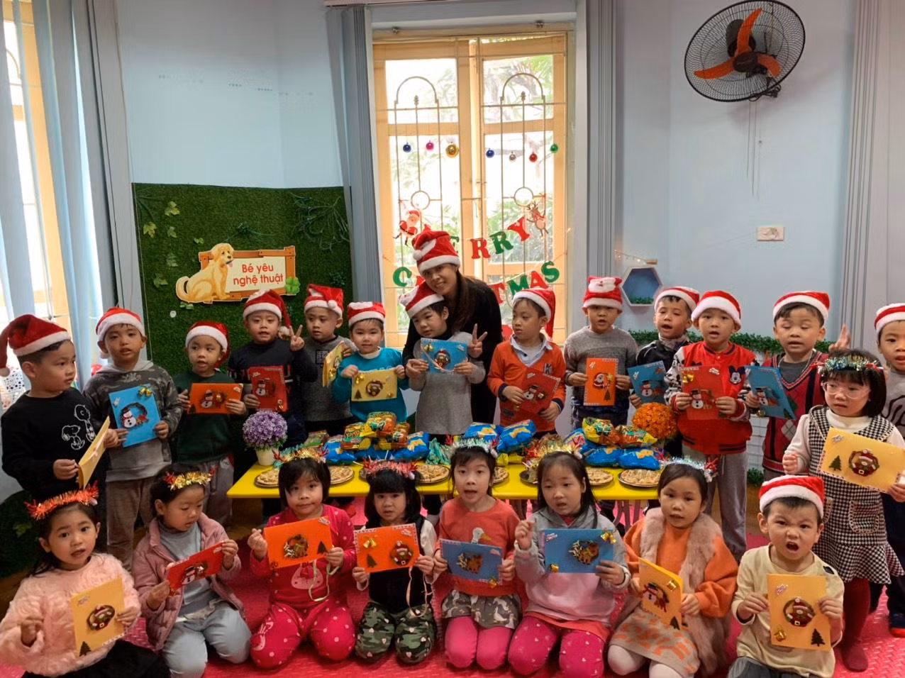 Thời tiết trở lạnh nhưng không khí Noel vẫn ngập tràn trong các lớp học được giữ ấm tại miền Bắc. (Ảnh C.K.A) Thời tiết trở lạnh nhưng không khí Noel vẫn ngập tràn trong các lớp học được giữ ấm tại miền Bắc. (Ảnh C.K.A)