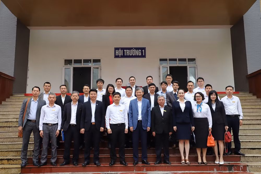 Tổng Giám đốc EVN tặng hoa chúc mừng các thầy, cô giáo trường Cao đẳng Điện lực miền Bắc nhân dịp kỷ niệm 38 năm ngày Nhà giáo Việt Nam (20/11/1982 – 20/11/2020).