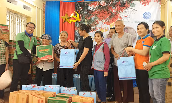 Cơ quan bảo hiểm xã hội tặng quà cho người dân có hoàn cảnh khó khăn Cơ quan bảo hiểm xã hội tặng quà cho người dân có hoàn cảnh khó khăn