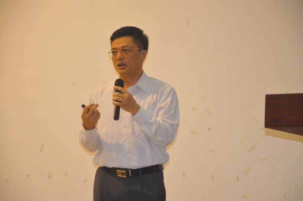 Phó giáo sư, Tiến sĩ Đỗ Anh Tài, Chủ tịch Hội đồng trường Trường Đại học Kinh tế và Quản trị Kinh doanh (Đại học Thái Nguyên) báo cáo tổng quan “Đánh giá tình hình sinh viên tốt nghiệp của Đại học Thái Nguyên và cơ hội việc làm trong 5 năm qua”.