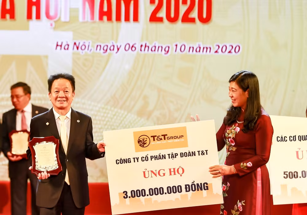 Chủ tịch Hội đồng quản trị kiêm Tổng giám đốc Tập đoàn T&amp;T Group - Ông Đỗ Quang Hiển trao ủng hộ Quỹ Vì người nghèo của thành phố Hà Nội