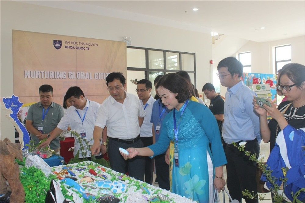 Các đại biểu tham quan các gian hàng trưng bày tại chương trình. Các đại biểu tham quan các gian hàng trưng bày tại chương trình.
