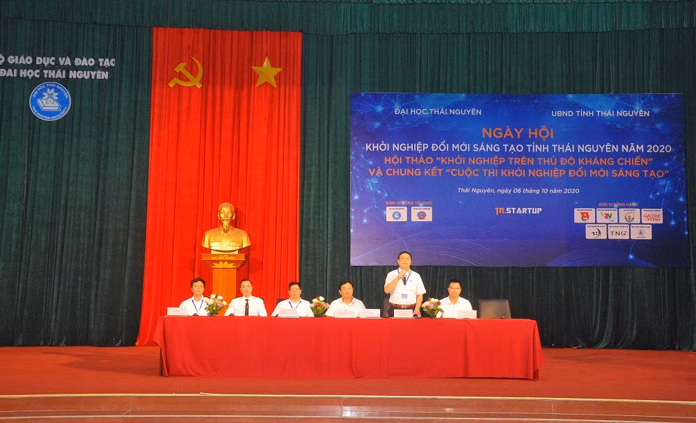 Đại diện lãnh đạo Đại học Thái Nguyên, Sở Khoa học và Công nghệ tỉnh Thái Nguyên, các nhà quản lý, các chuyên gia startup giao lưu cùng các đại biểu tham dự chương trình.